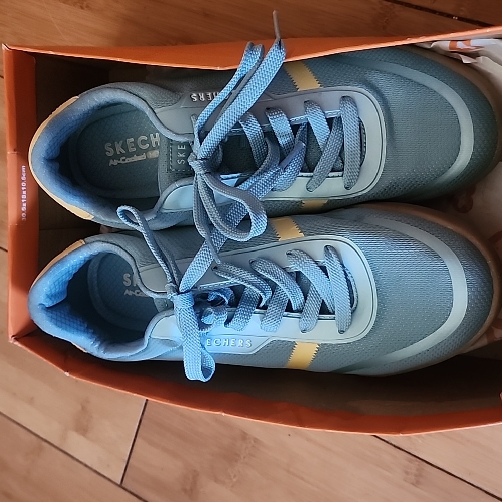 Womens Skecher sneakers size 8.5